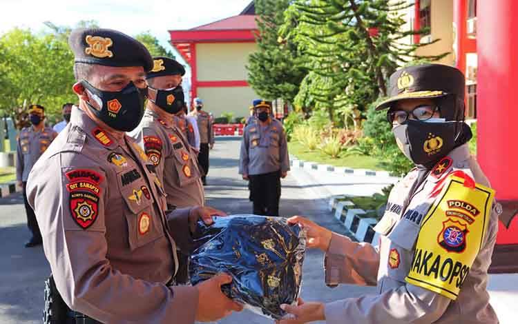 Wakapolda Kalteng Brigjen Pol Ida Oetari Poernamasasi saat menyerahkan masker kepada perwakilan anggota.