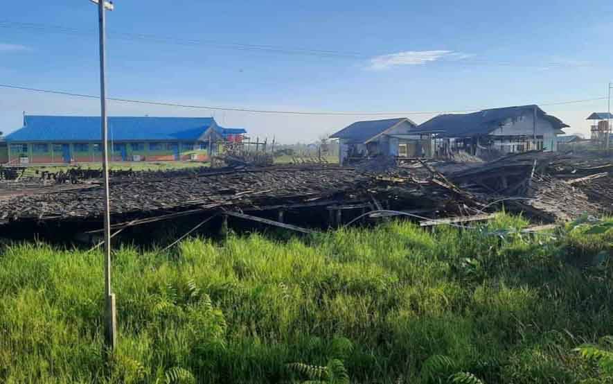 Bangunan eks Sekolah Rakyat (SR) di Kelurahan Raja Seberang ambruk.