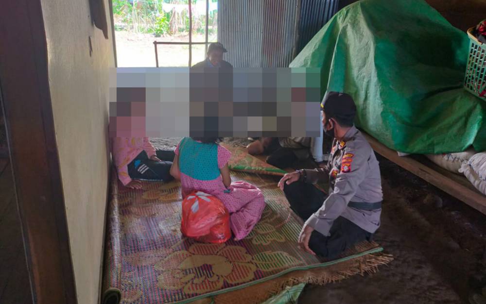 Kapolsek Katingan Kuala AKP I Made Suta menyambangi korban pencabulan di Desa Subur Indah