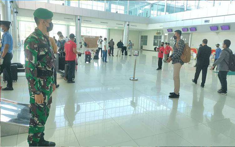 Anggota Kodim 1016 Palangka Raya melaksanakan pengamanan di Bandara Tjilik Riwut Palangka Raya, Selasa 25 Mei 2021.