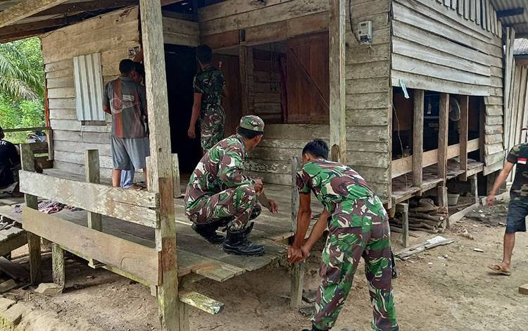 Anggota TNI saat melaksanakan karya bakti bedah rumah di Desa Bukit Indah, Kecamatan Bulik, Selasa 25 Mei 2021.