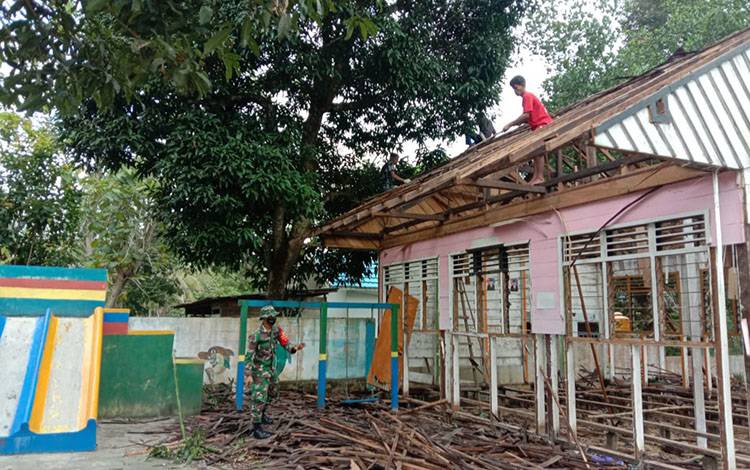 Babinsa Pangkut bersama warga membongkar gedung TK yang akan direnovasi.