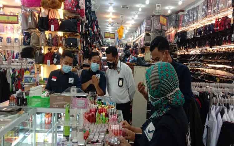 Anggota Loka BPOM Kobar bersama personel Polres Kobar melakukan razia penjual kosmetik di Pangkalan Bun