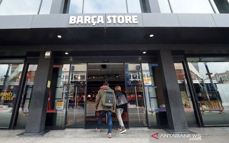 Ilustrasi: Warga memasuki toko FC Barcelona di Camp Nou saat 12 klub sepak bola top Eropa meluncurkan Liga Super Eropa yang memisahkan diri, Barcelona, Spanyol (19/4/2021). ANTARA FOTO/REUTERS / Albert Gea/aww.