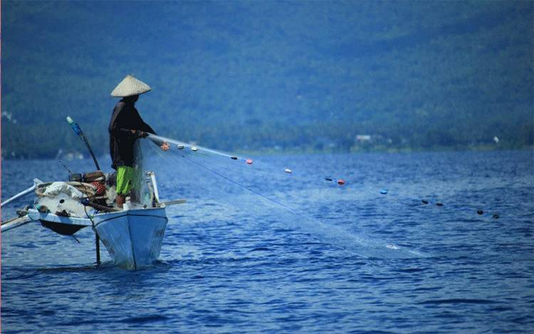 lustrasi - Nelayan tradisional sedang menangkap ikan. ANTARA/HO-KKP