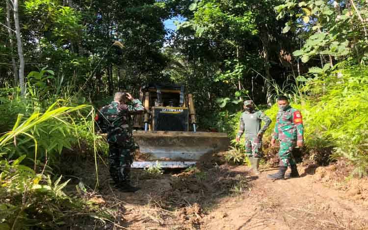 Unit bulldozer untuk pelaksanaan TMMD ke-111 telah datang di desa Karamuan, Kecamatan Lahei Barat, Rabu 26 Mei 2021