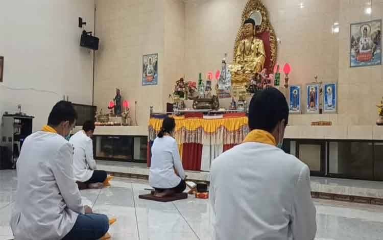 Pelaksanaan ibadah di Vihara Avalokitesvara Sampit, Rabu, 26 Mei 2021 malam