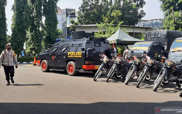 Petugas kepolisian mengamankan jalannya sidang putusan Rizieq Shihab di Pengadilan Negeri Jakarta Timur, Kamis (27/5/2021). ANTARA/Yogi Rachman