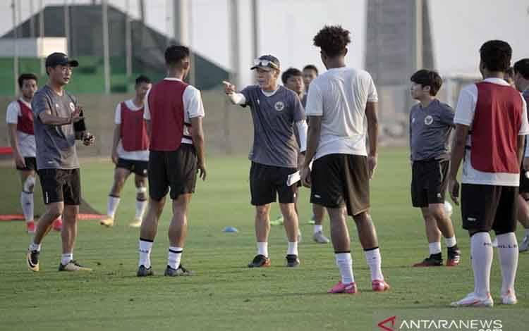 Pelatih Tim Nasional Indonesia Shin Tae-yong (kelima dari kiri) memimpin latihan skuadnya di Dubai, Uni Emirat Arab, Kamis (20/5/2021). Timnas Indonesia akan menjalani tiga laga terakhir Grup G Kualifikasi Piala Dunia 2022 di Uni Emirat Arab yaitu melawan Thailand pada 3 Juni 2021, lalu Vietnam pada 7 Juni 2021, dan Uni Emirat Arab pada 11 Juni 2021