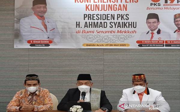 Presiden PKS Ahmad Syaikhu (tengah) didampingi Ketua DPW PKS Aceh Makhyaruddin Yusuf (kanan) dan Ketua DPP PKS DPW Sumbagut Hendry Munief (kiri) saat memberikan keterangan dalam konferensi pers, di Banda Aceh, Kamis malam (27/5/2021). (foto : ANTARA/Rahmat Fajri)