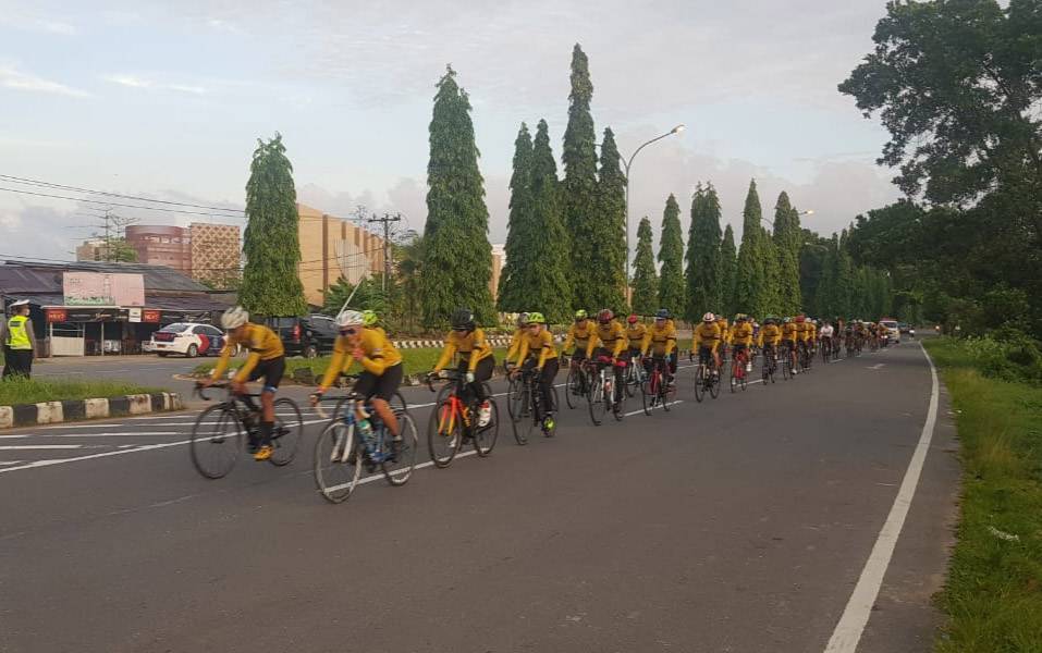 Personel Kodam Tanjungpura saat olahraga sepeda bersama.