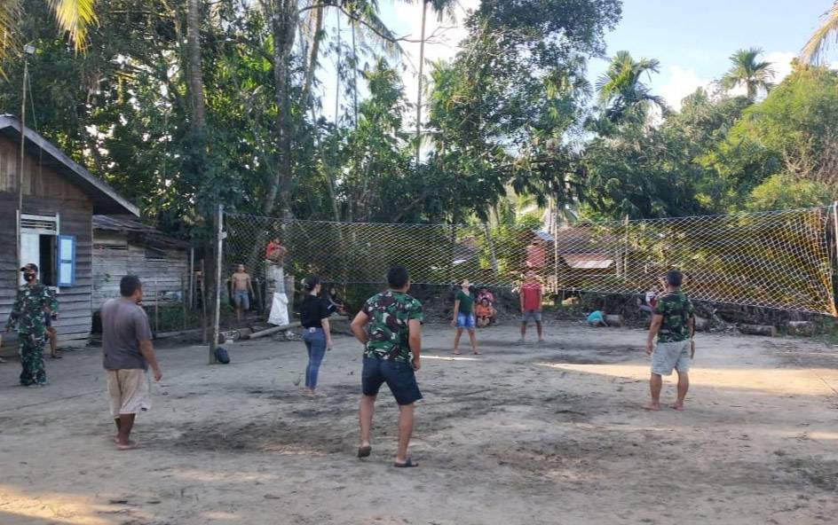 Olahraga bola voli TNI Polri bersama warga di Kelurahan Tumbang Talaken, Gunung Mas.