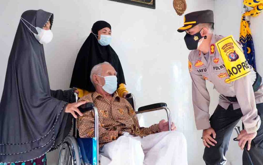 Kapolres Seruyan AKBP Bayu Wicaksono saat menyerahkan bantuan kursi roda kepada salah satu warga di Kuala Pembuang
