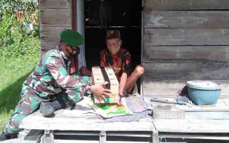 Babinsa Kelurahan Candi Serda Suwaji memberikan paket sembako kepada warga lansia yang tinggal seorang diri.