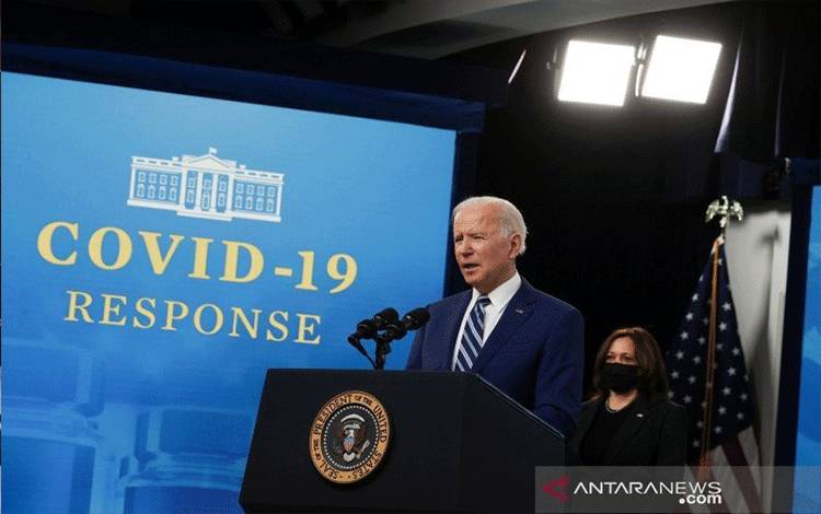 Presiden AS Joe Biden, bersama Wakil Presiden Kamala Harris, memberikan pernyataan setelah rapat dengan Tim Tanggap COVID-19 mengenai pandemi virus corona (COVID-19) dan status vaksinasi, di Gedung Putih di Washington, Amerika Serikat, Senin (29/3/2021). (REUTERS/Jonathan Ernst/WSJ/djo)