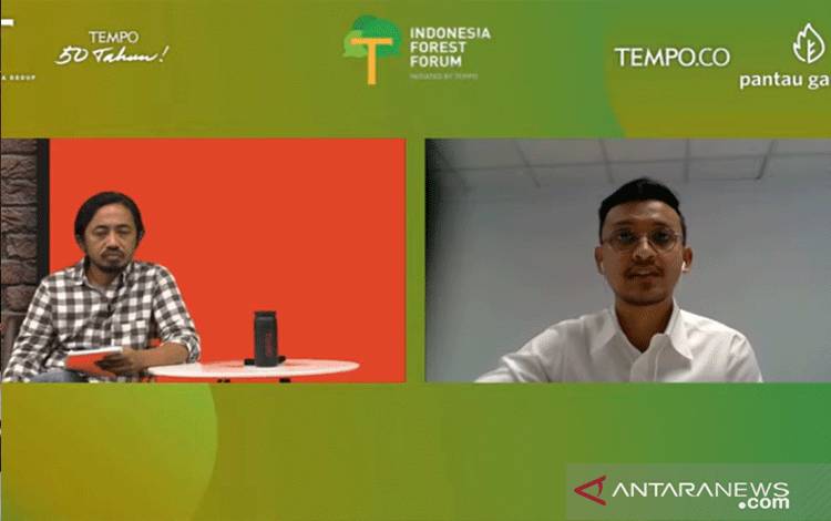 Tangkapan layar peneliti dari Pantau Gambut Agiel Prakoso (panel kanan) dalam diskusi virtutal tentang restorasi gambut, Jakarta, Jumat (28/5/2021) (ANTARA/Prisca Triferna)