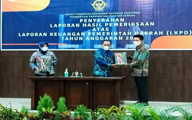 Bupati Barito Utara, Nadalsyah didampingi Ketua DPRD Barito Utara saat menerima LHP dari Ketua BPK RI Perwakilan Kalimantan Tengah, Ade Iwan Ruswana, Jumat 28 Mei 2021