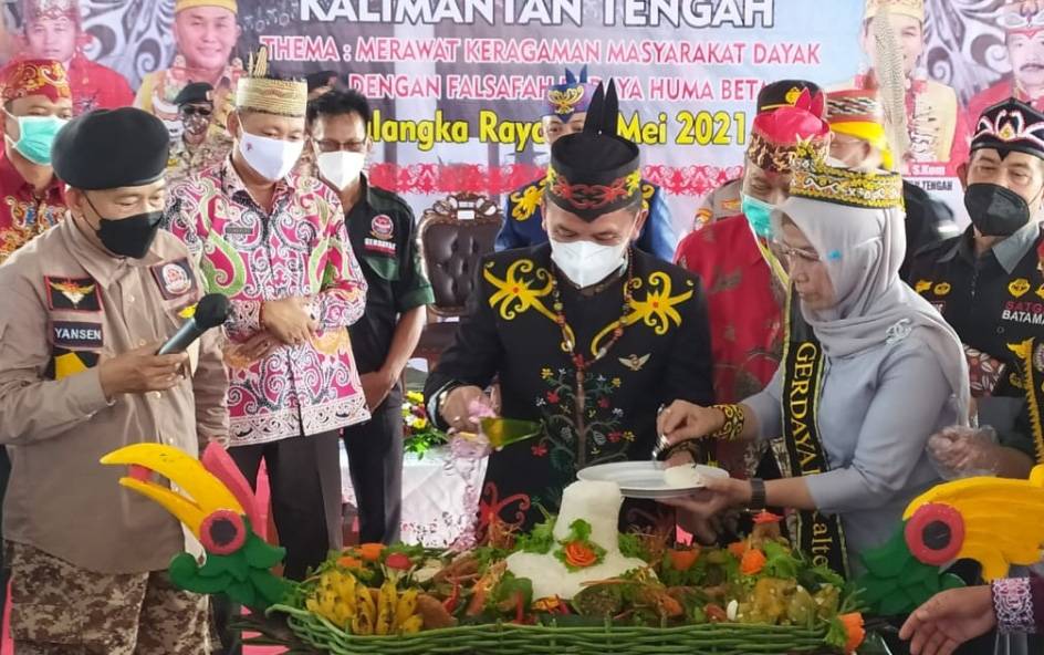 Ketua Umum Dewan Adat Dayak (DAD) Kalteng, Agustiar Sabran saat memotong tumpeng pada silaturahmi Gerdayak, Sabtu, 29 Mei 2021.