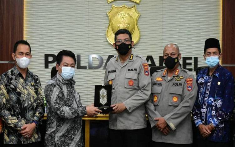 Karo SDM Polda Kalsel Kombes Pol Nanang Masbudi bersama Kabid Humas Polda Kalsel Kombes Mochamad Rifa'i menerima kunjungan DPRD Kalimantan Tengah