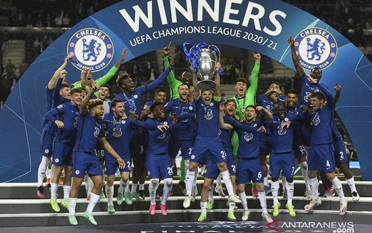 Kapten Chelsea Cesar Azpilicueta mengangkat trofi Liga Champions seusai menjadi juara musim 2020/21 dengan mengalahkan Manchester City dalam partai final di Stadion Dragao, Porto, Portugal, Sabtu (29/5/2021) waktu setempat