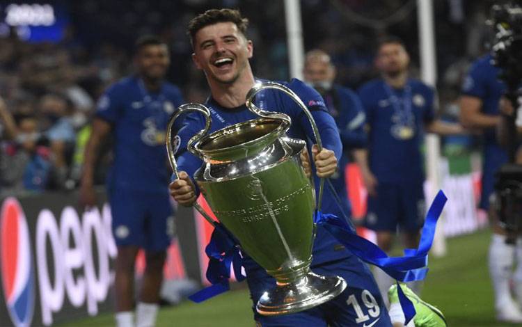 Mason Mount memegang trofi Liga Champions usai Chelsea kalahkan Manchester City di laga final di Estadio do Dragao, Porto, Portugal pada 30 Mei 2021