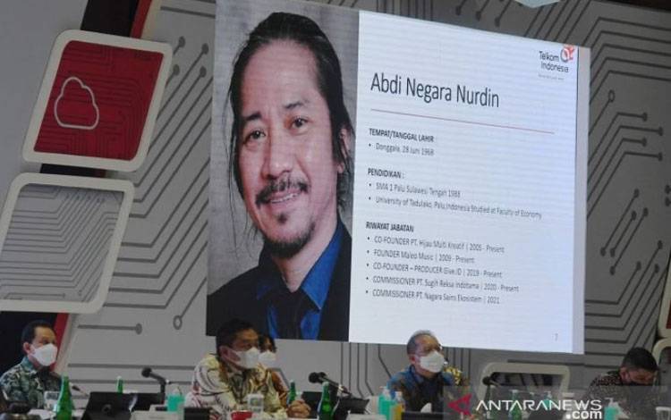 Layar menampilkan profil Abdi Negara Nurdin saat Rapat Umum Pemegang Saham (RUPS) Tahunan Tahun Buku 2020 di Jakarta, Jumat (28/5/2021)