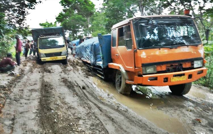 Truk pengangkut barang saat melintasi ruas jalan Buntok-Kalahien yang mengalami kerusakan. (Poto: Istimewa/Dokumen)
