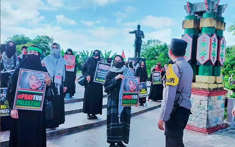 Gabungan kaum hawa dari kelompok pengajian di Kota Palangka Raya saat menggelar aksi solidaritas peduli Palestina.