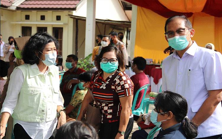 Plt Bupati Pulang Pisau Pudjirustaty Narang (kanan) saat meninjau pelaksanaan vaksinasi massal. 