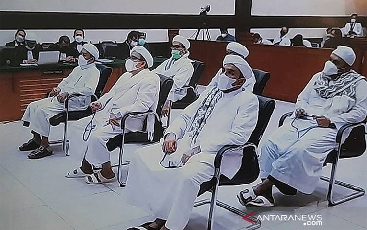 Habib Rizieq Shihab (tengah depan) dan lima terdakwa lainnya saat sidang putusan kasus kerumunan Petamburan di Pengadilan Negeri Jakarta Timur, Kamis (27/5/2021). ANTARA/Yogi Rachman/am.