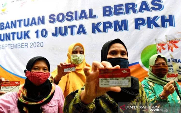 lustrasi: Warga menunjukan Kartu Keluarga Sejahtera sebelum berbelanja kebutuhan pokok di sela-sela peluncuran Bantuan Sosial Beras bagi Keluarga Penerima Manfaat Program Keluarga Harapan (KPM PKH) di Surabaya, Jawa TImur, Rabu (7/10/2020). (ANTARA FOTO/Zabur Karuru/wsj.)