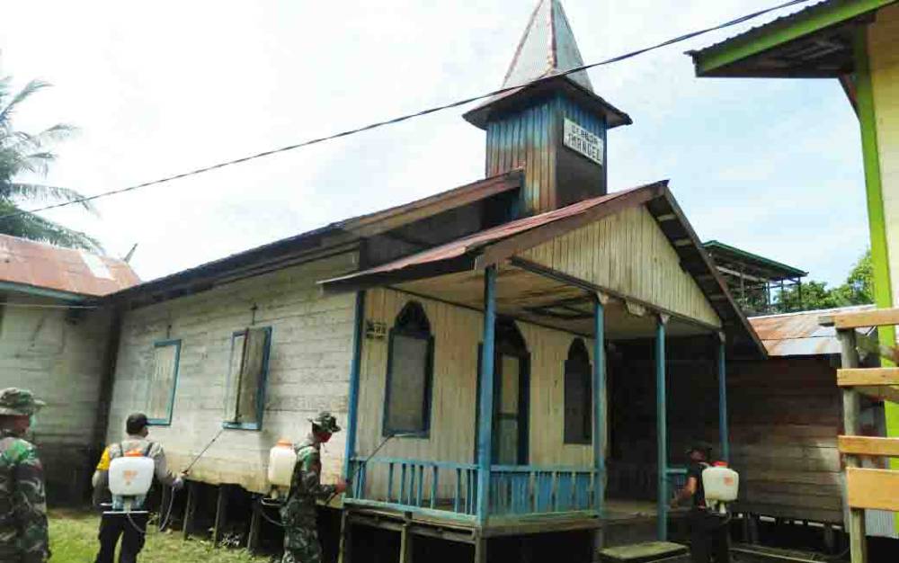 Babinsa Koramil 1013-02 Montallat saat melakukan penyemprotan disinfektan di Gereja Imanuel, Desa Pepas, Kecamatan Montallat.