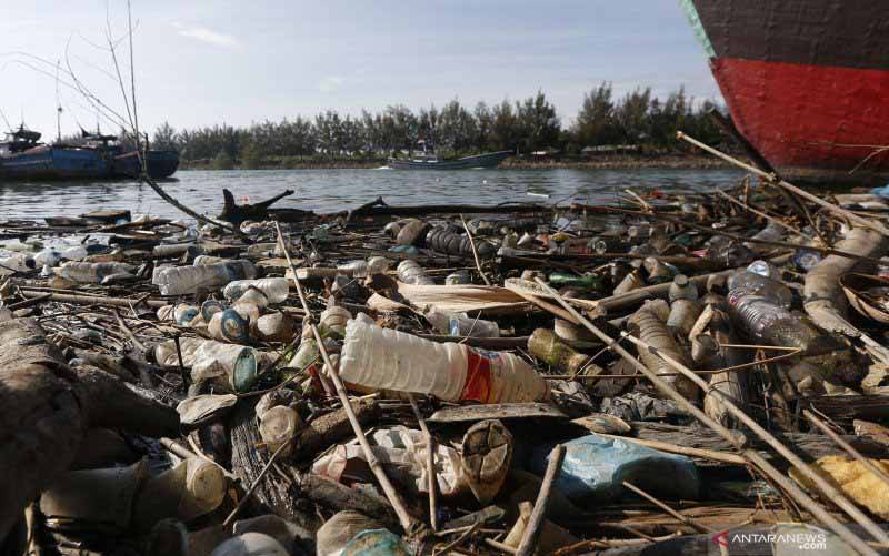 Tumpukan sampah plastik di pinggiran Krueng (sungai) Aceh yang akan mengalir ke perairan laut Samudera Hindia dan Selat Malaka di Banda Aceh, Aceh. (foto : ANTARA FOTO/Irwansyah Putra)
