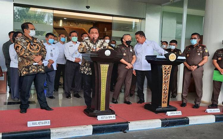 Jaksa Agung Burhanudin dan Ketua BPK Agung Firman Sampurna menyampaikan laporan hasil audit kerugian negara dalam kasus PT Asabri (Persero) di Kejagung, Jakarta, Senin (31/5/2021)