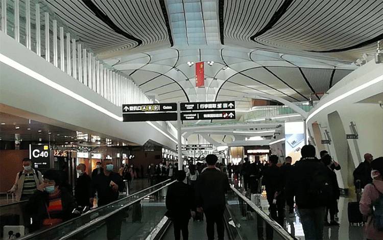 Suasana terminal kedatangan dan keberangkatan domestik Bandar Udara Internasonal Daxing Beijing (BDIA) ramai oleh para penumpang yang baru turun dari pesawat dan hendak berangkat, ANTARA/M. Irfan Ilmie