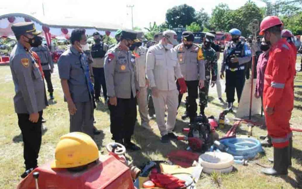 Sekda Kalteng, Fahrizal Fitri saat mengecek kesiapan sarpras penanggulangan bencana Karhutla di Kabupaten Katingan.