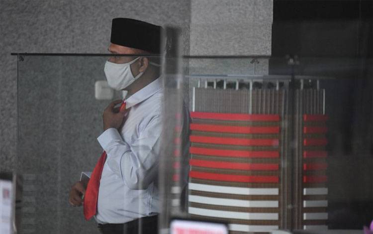 Seorang pegawai KPK bersiap mengikuti prosesi pelantikan menjadi Aparatur Sipil Negara (ASN) di gedung KPK, Jakarta, Selasa (1/6/2021). KPK resmi melantik 1.271 pegawai yang lulus tes wawasan kebangsaan (TWK) untuk menjadi ASN