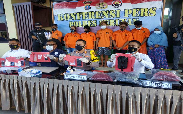 Kapolres Seruyan AKBP Bayu Wicaksono memperlihatkan barang bukti sabu yang berhasil diamankan dari tiga pelaku pengedar sabu