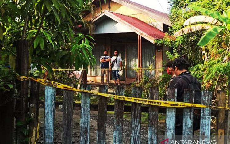 Rumah empat kejadian perkara di pasang garis polisi dimana ditemukan wanita tanpa kepala dan busana diduga korban pembunuhan