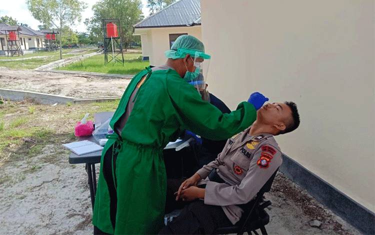 Petugas kesehataan melakukan rapid antigen kepada salah satu anggota Satbrimob Polda Kalteng.