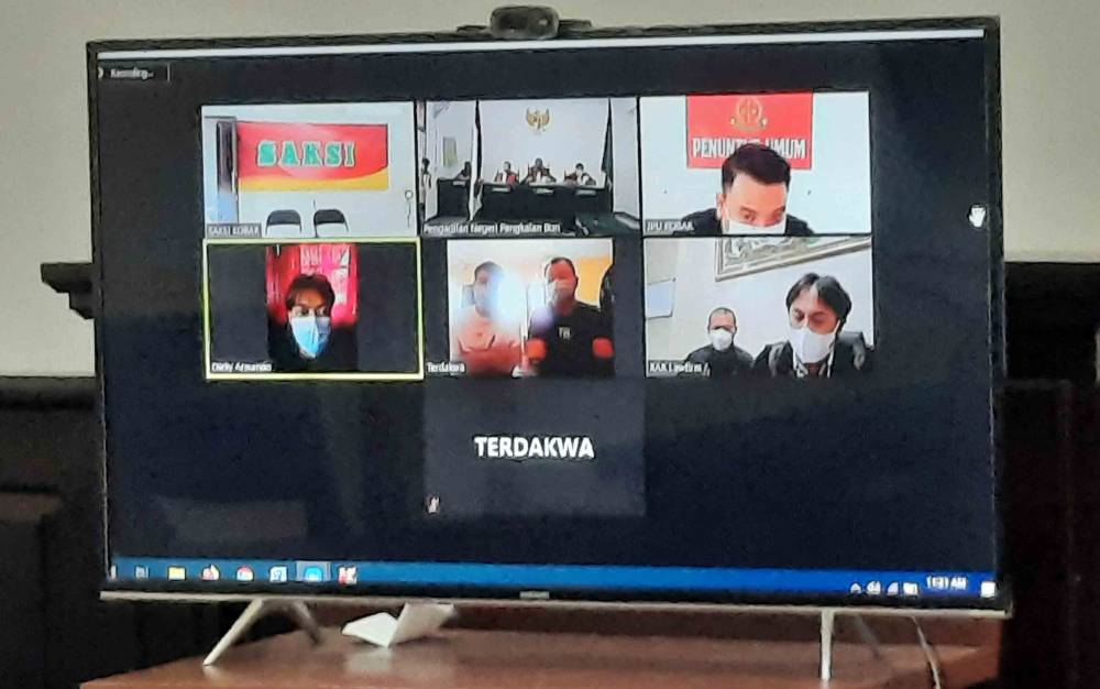 Dua WNA asal Tiongkok (tengah bawah) menjalani persidangan kasus pertambangan ilegal secara virtual yang digelar Pengadilan Negeri Pangkalan Bun, Rabu, 2 Juni 2021.