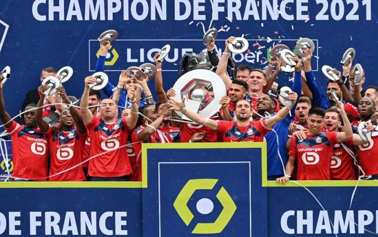 Para pemain Lille Olympique Sporting Club (LOSC) merayakan keberhasilan mereka menjuarai Ligue 1 Prancis di markas besar klub ini di Camphin-en-Pevele pada 24 Mei 2021