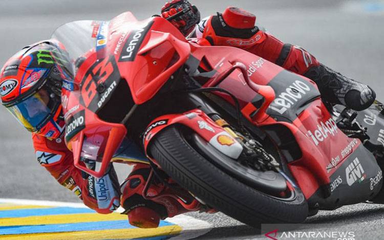 Pebalap Ducati Francesco Bagnaia asal Italia saat menjalani sesi latihan ketiga French Moto GP Grand Prix di Le Mans, Prancis (15/5/2021)