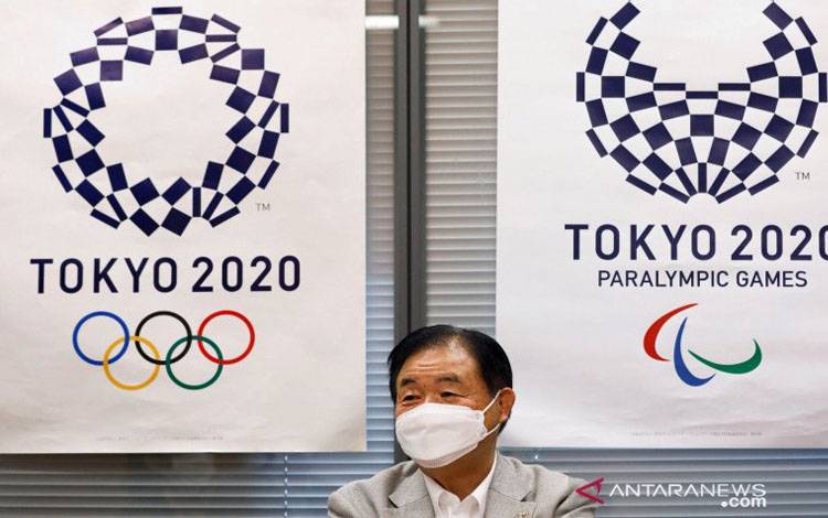 Toshiaki Endo, wakil presiden Komite Penyelenggara Tokyo 2020 dan mantan Menteri Olimpiade, berbicara dalam sebuah wawancara dengan Reuters di Tokyo, Jepang, Senin (31/5/2021)