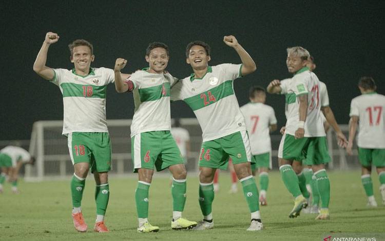 Pesepak bola Tim Nasional Indonesia Evan Dimas (kedua kiri) berselebrasi dengan rekan-rekannya usai membobol gawang Tim Nasional Oman dalam pertandingan uji coba di The Sevens Stadium, Dubai, Uni Emirat Arab, Sabtu (29/5/2021)