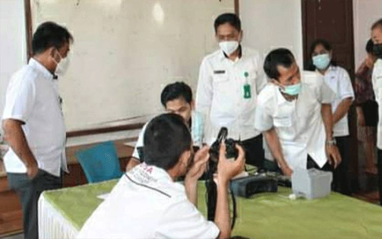 Petugas Disdukcapil Kapuas saat akan melakukan perekaman KTP-Elektronik di Rumah Singgah Loka Bina Karya, Desa Basarang, Kecamatan Basarang.