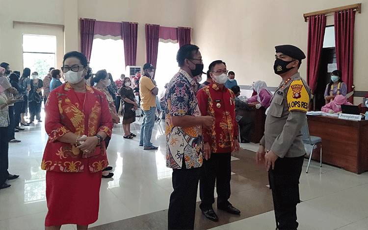 Bupati Katingan Sakariyas bersama Kapolres Katingan AKBP Andri Siswan Ansyah dan Kepala Dinas Kesehatan dr Robertus Pamuriyanto meninjau pelaksanaan vaksinasi massal di Gedung Salawah.