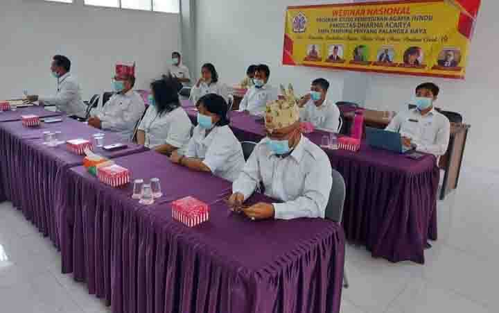 Para Dosen Fakultas Dharma Acarya, IAHN-TP Palangka Raya saat mengikuti webinar nasional