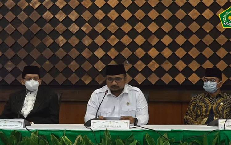 Menteri Agama Yaqut Cholil Qoumas (tengah) saat menyampaikan konferensi pers soal pembatalan haji di Jakarta, Kamis (3/6/2021). (ANTARA/HO/Tangkapan Layar Youtube Kemenag)