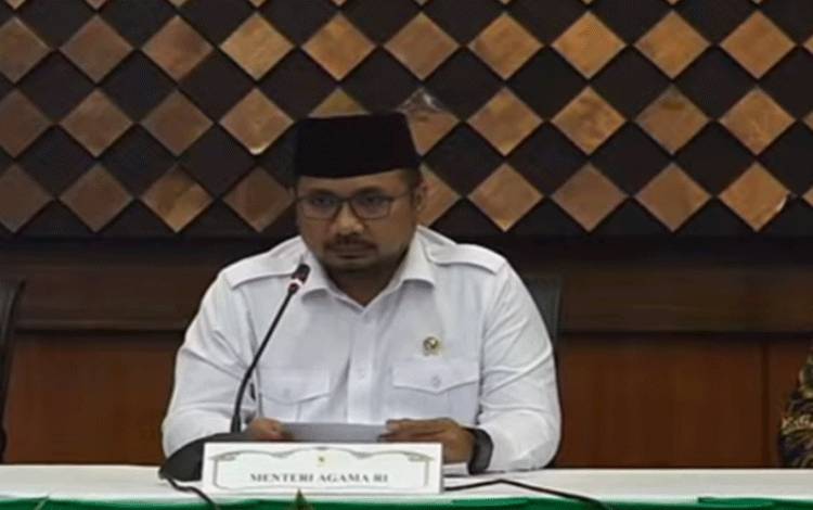 Menteri Agama Yaqut Cholil Qoumas (tengah) saat menyampaikan konferensi pers soal pembatalan haji di Jakarta, Kamis (3/6/2021). (ANTARA/HO/Tangkapan Layar Youtube Kemenag)